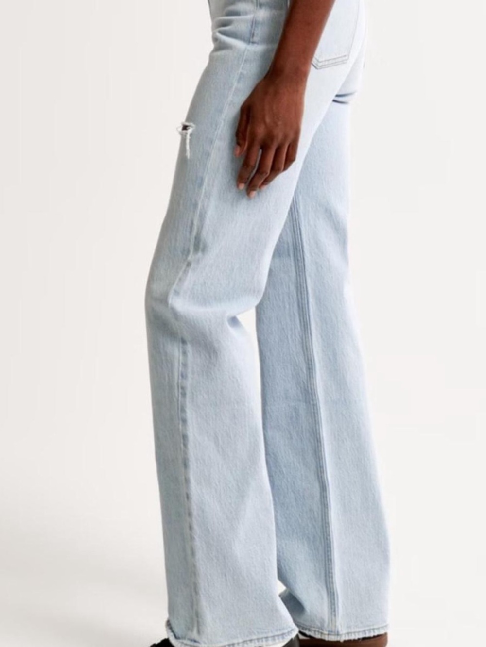 Abercrombie & Fitch Women’s 90s relaxed Jean in Light Wash Blue - Picture 4 of 4